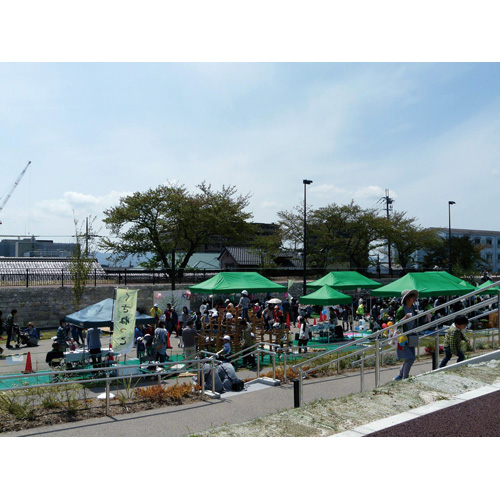 ◇草津川跡地公園　de愛ひろばの写真：公園では、さまざまイベントや市民活動が行われています。<br />　　☆　画面両端の矢印（←　→）ボタンで、次の写真に移動し、右上の×ボタンで、元のページにもどります。