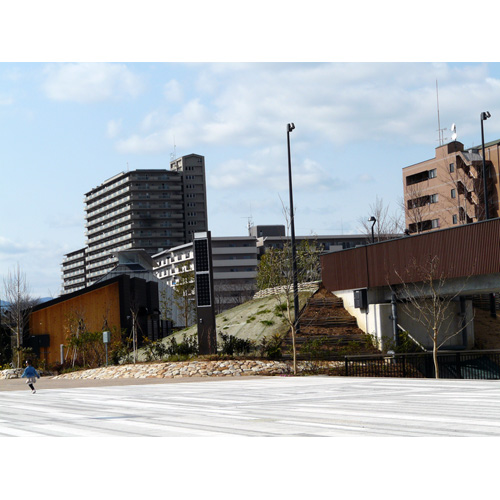 ◇草津川跡地公園　de愛ひろばの写真：公園内は、広々としていて、散歩やレジャーなど、様々な用途で利用できます。<br />　　☆　画面両端の矢印（←　→）ボタンで、次の写真に移動し、右上の×ボタンで、元のページにもどります。