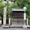 小汐井神社の写真：<br /　>神社の前に、草津市が運行しているコミュニティバス「まめバス」のバス停があります。 詳しくは、草津市のホームページをご覧ください。<br /><br /><h5>　　☆　画面両端の矢印（←　→）ボタンで、次の写真に移動し、右上の×ボタンで、元のページにもどります。</h5>