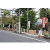 <h5>◇小汐井神社の写真：</h5><br />神社の入口は、鳥居側（写真右）・駐車場側（写真左）の2ヶ所あります。若干の段差があります。車いすの場合は、鳥居側から入った方が入りやすいでしょう。<br />
<h5>　　☆　画面両端の矢印（←　→）ボタンで、次の写真に移動し、右上の×ボタンで、元のページにもどります。</h5>